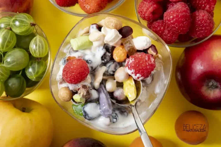 Tazón de frutas frescas, frutos secos y yogur, ideal para desayunos prácticos y nutritivos.