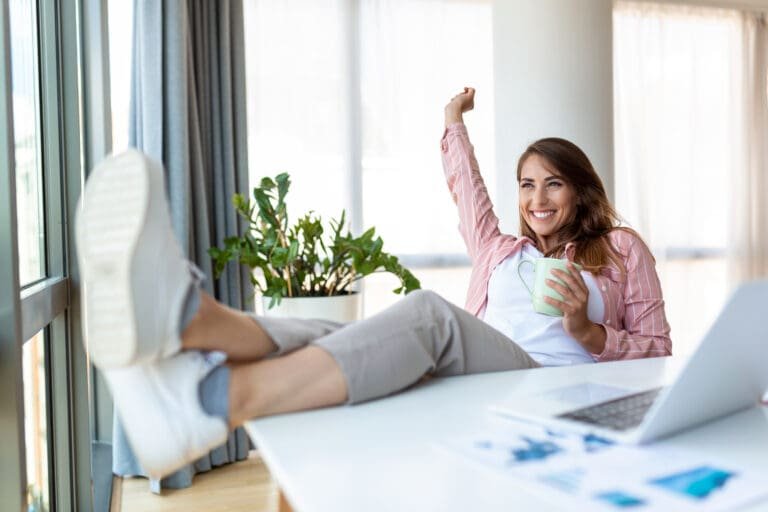 Mujer feliz y relajada celebrando la felicidad que es cumplir tus propósitos de año nuevo.