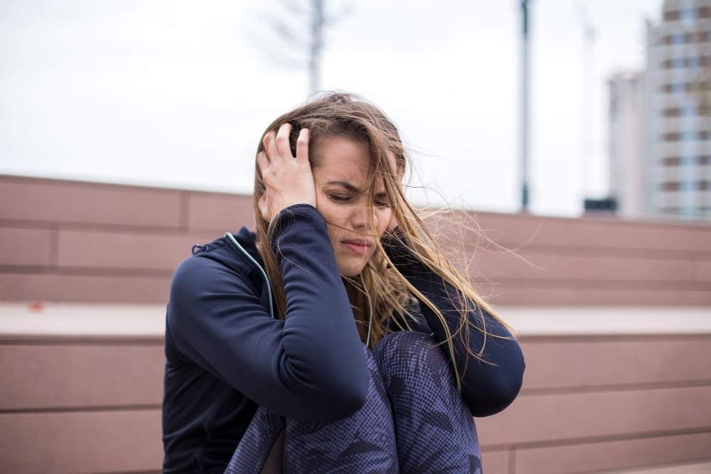 Mujer expresando frustración, simbolizando los desafíos emocionales del Blue Monday.
