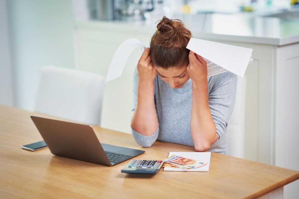 Mujer calculando presupuesto, ilustrando el manejo financiero durante el Blue Monday.