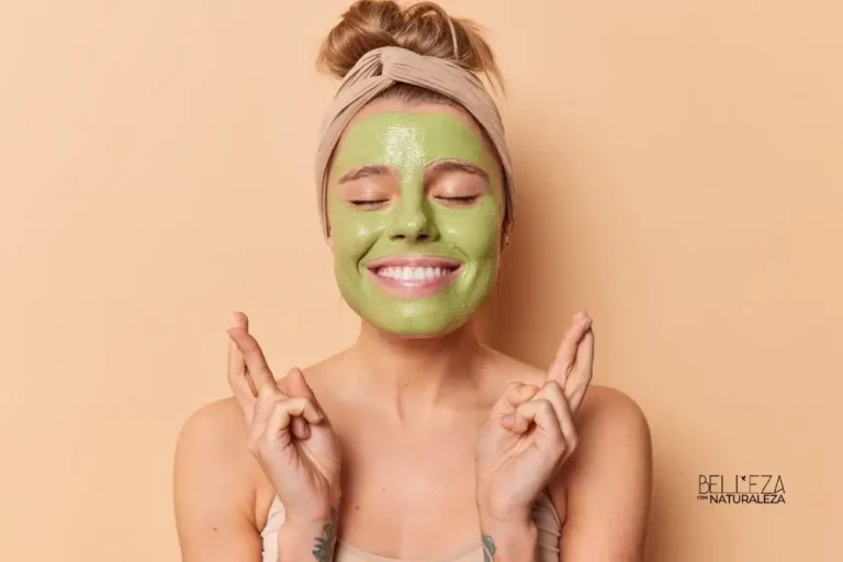 Mujer sonriente con mascarilla facial verde, simbolizando mascarillas naturales de aguacate.